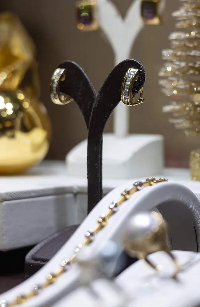 Schmuckst&uuml;cke in der Auslage von Side Juwelier